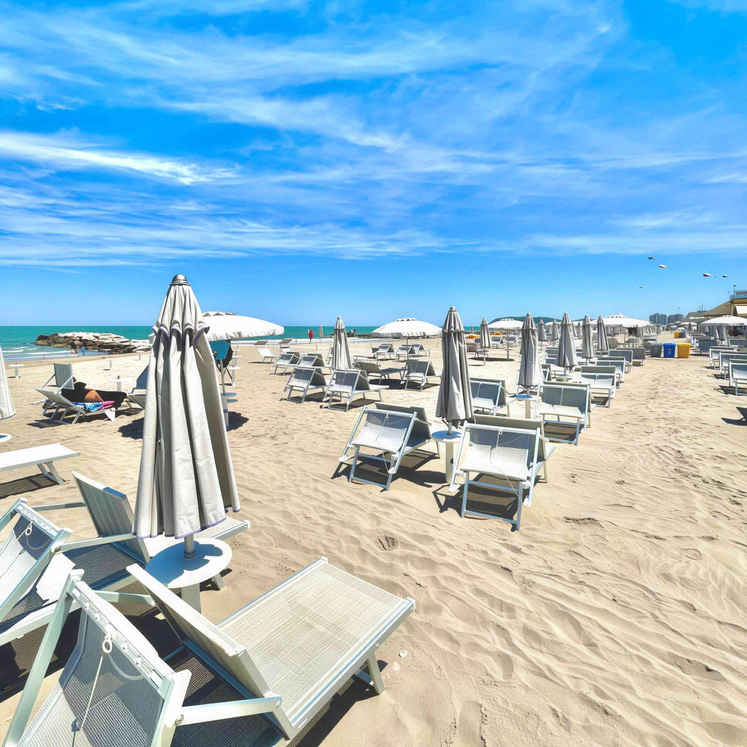 Spiaggia attrezzata di Misano Adriatico con lettini e ombrelloni vicino all’Hotel Caravel B&B.